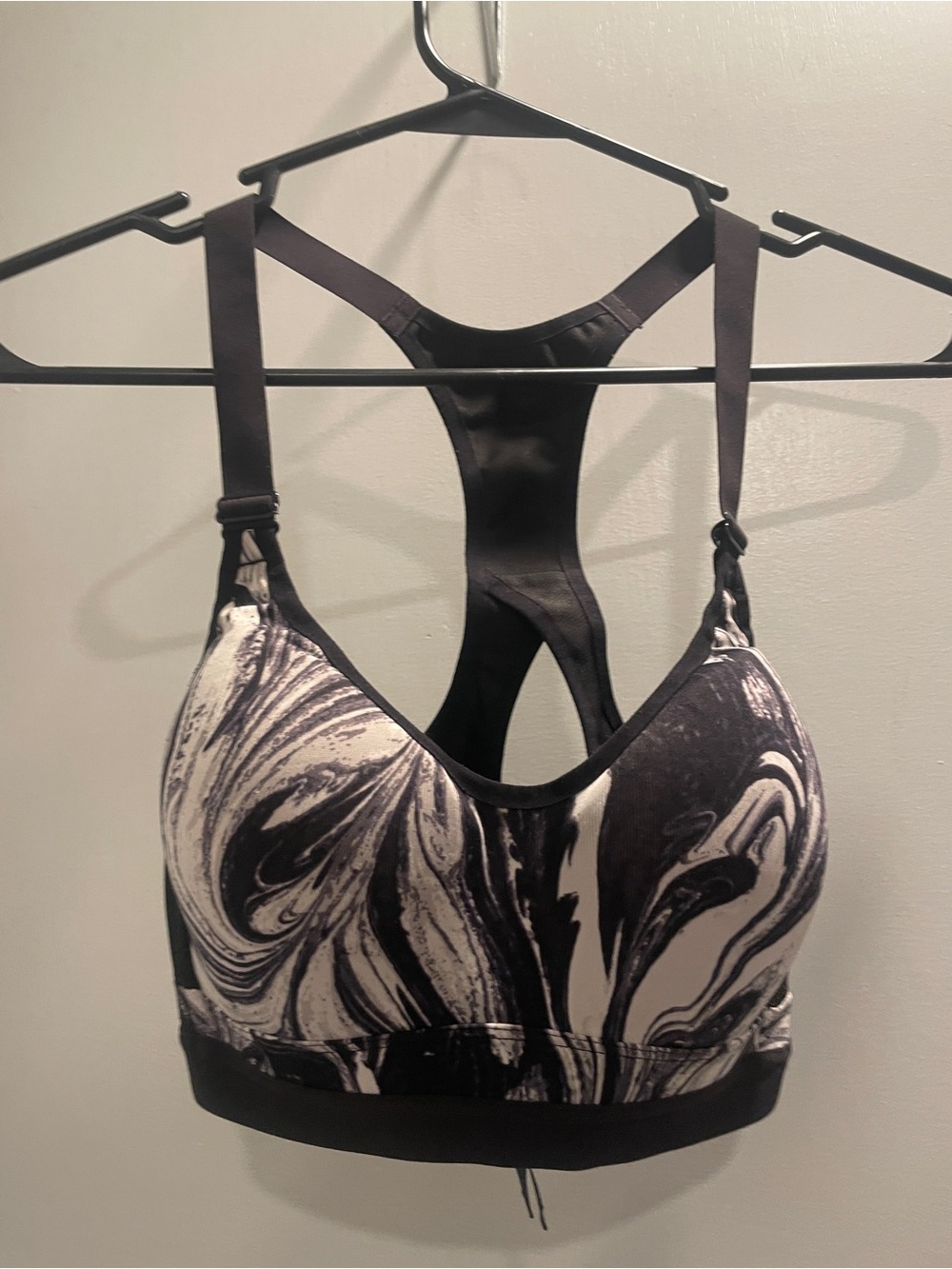 Victoria Sport Racerback Marble-Print Sports Bra - Black & White size 34B - Picture 1 of 7
